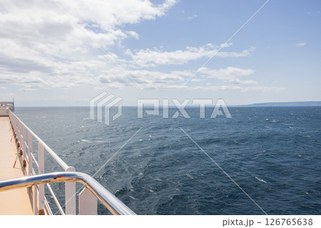 フェリーの上から見た太平洋の海 126765638