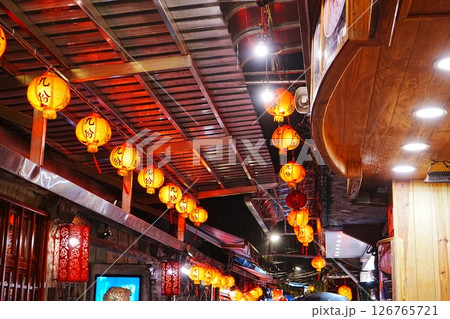 台湾 九份の赤いランタンが煌めく夜景	 台湾 九份の赤いランタンが煌めく夜景	 126765721