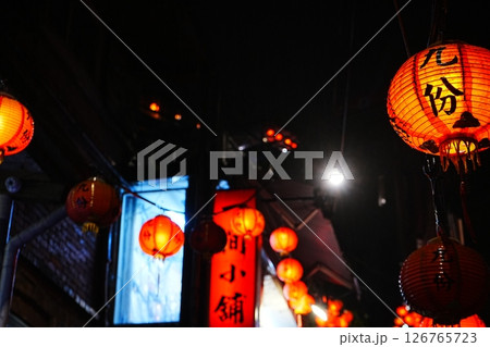 台湾 九份の赤いランタンが煌めく夜景 台湾 九份の赤いランタンが煌めく夜景 126765723