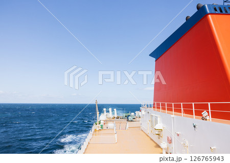 フェリーの上から見た太平洋の海 126765943