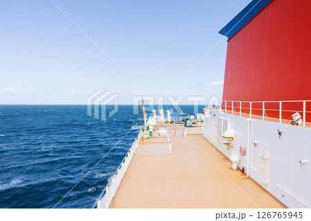 フェリーの上から見た太平洋の海 フェリーの上から見た太平洋の海 126765945