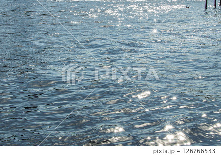 キラキラ輝く水面 126766533