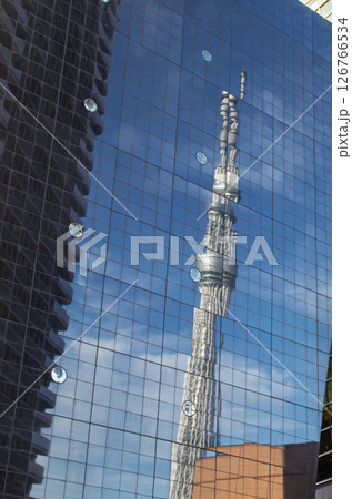 ビルの窓に映るスカイツリー 126766534