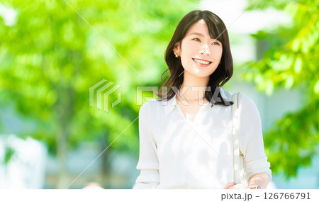 屋外を歩く笑顔の女性・ビジネスウーマン 屋外を歩く笑顔の女性・ビジネスウーマン 126766791
