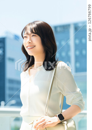オフィス街を歩く女性・ビジネスウーマン 126766799