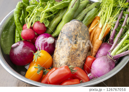 ボウルに入った野菜 126767058