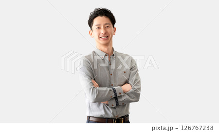 腕組みをして微笑む男性ビジネスマン 126767238