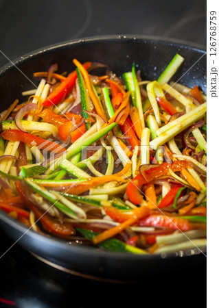 Asian glass noodle stir-fry with chicken and vegetables in a rustic ceramic  bowl 126768759