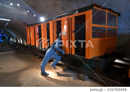 青函トンネル 坑道　体験坑道　水平人車（作業員の移動車） 126768846
