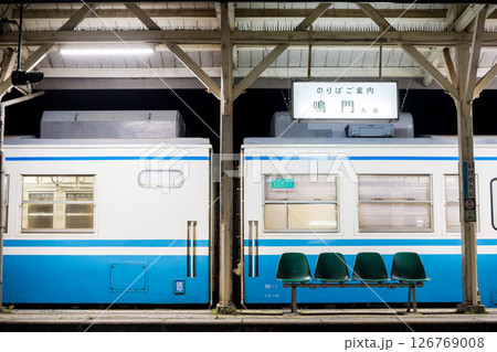 【鳴門線】平日夜の池谷駅に停車中の普通列車 126769008