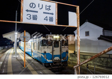 【鳴門線】平日夜の池谷駅に停車中の普通列車 126769012