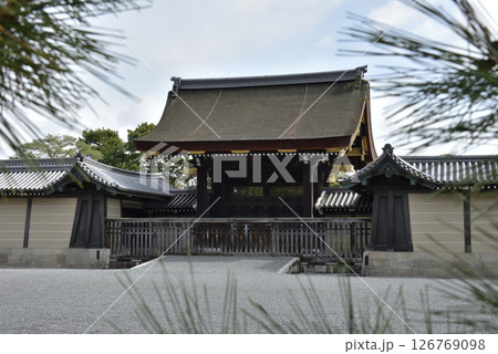 京都御所　宜秋門(京都市上京区) 126769098