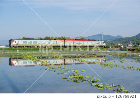 【高徳線】平日早朝に徳島駅へ向かう特急列車 126769921