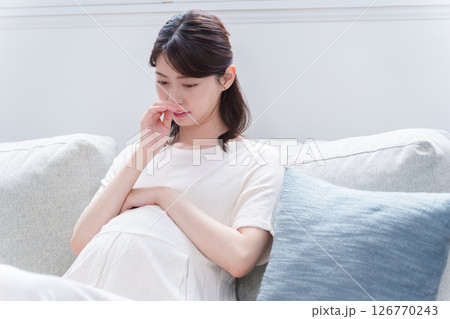 落ち込む若い妊婦 落ち込む若い妊婦 126770243