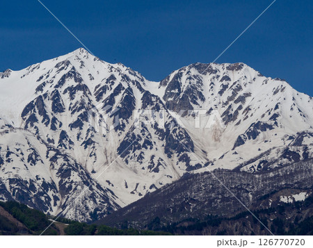 雪が残る北アルプスの山並み 長野県白馬村 雪が残る北アルプスの山並み 長野県白馬村 126770720