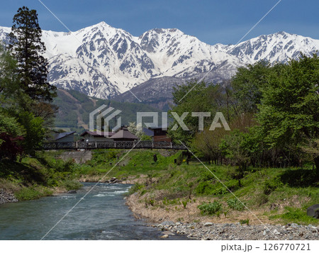 雪が残る北アルプスの山並み　長野県白馬村 126770721