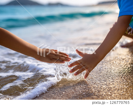 旅行先の浜辺で遊ぶ子供 126770765