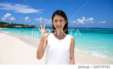 ビーチでOKするノースリーブの女性 ビーチでOKするノースリーブの女性 126770782