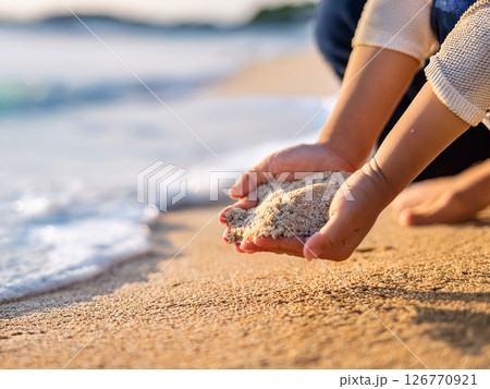 旅行先の浜辺で砂遊びをする子供 126770921