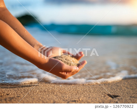 旅行先の浜辺で砂遊びをする子供 126770922