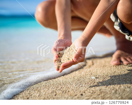 旅行先の浜辺で砂遊びをする子供 126770924