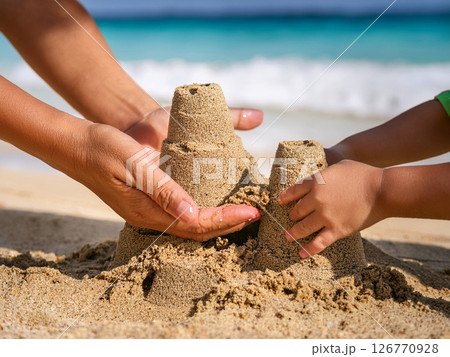 旅行先の浜辺で砂遊びをする子供 126770928
