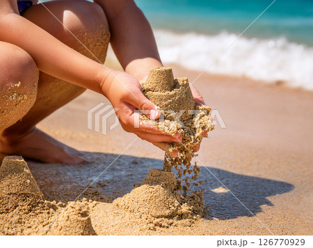 旅行先の浜辺で砂遊びをする子供 126770929