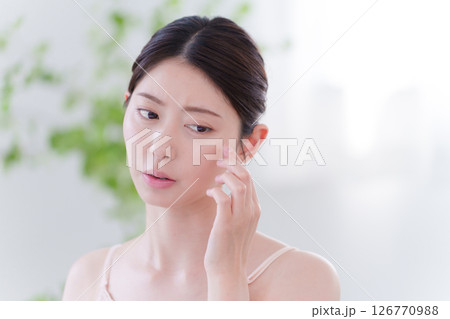スキンケアで悩む若い女性 126770988