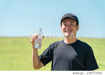 運動,トレーニング,スポーツ,ワークアウト中に水分補給をする中高年男性 運動,トレーニング,スポーツ,ワークアウト中に水分補給をする中高年男性 126771091