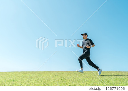 ダッシュ,走る,ランニング,ジョギングする男性(横顔) ダッシュ,走る,ランニング,ジョギングする男性(横顔) 126771096