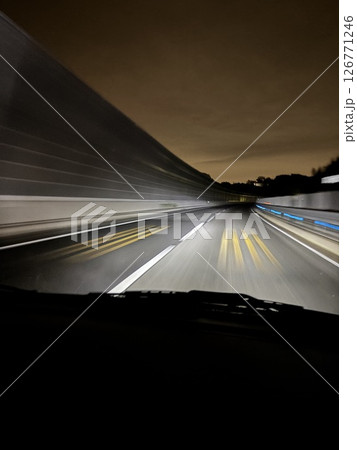 深夜の高速道路を走る瞬間 126771246