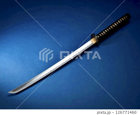 無地の紺背景に斜めに置かれた日本刀 無地の紺背景に斜めに置かれた日本刀 126771460