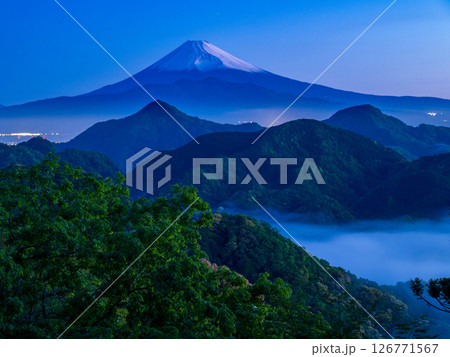 西伊豆の山中からの夜明け前の富士山 126771567