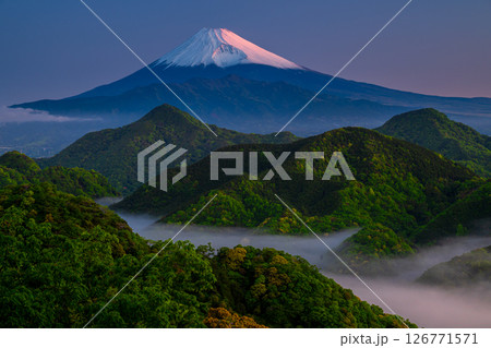 西伊豆の山中から望む山並みと紅富士 126771571