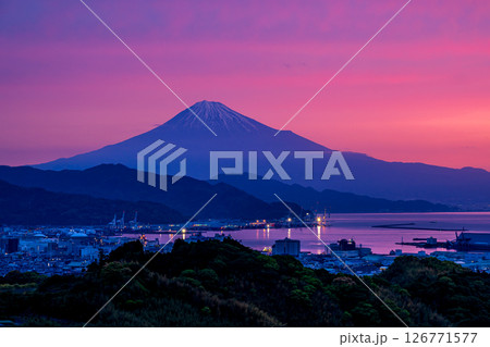 日本平の中腹から望む朝焼けの清水港と富士山 日本平の中腹から望む朝焼けの清水港と富士山 126771577