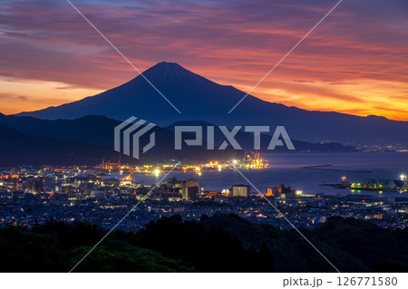 日本平から見た朝焼けの富士山に清水港の町明かり 126771580