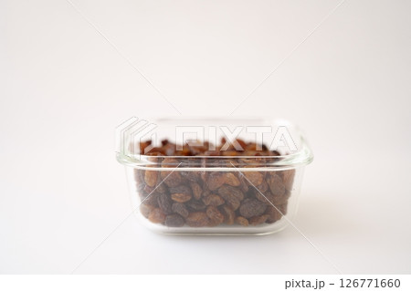 料理のアクセントに - トルコ産のフルーティなサルタナレーズン 126771660