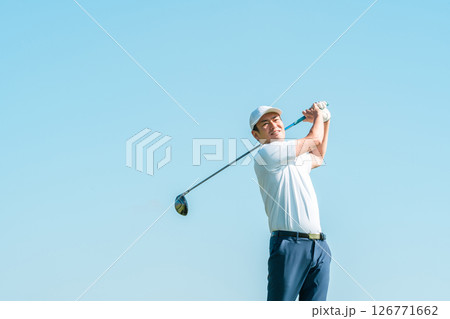 ゴルフ場でドライバーを振るゴルファーの男性(青空) 126771662