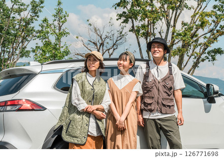 ドライブ・家族旅行・車で旅行に来た家族・ファミリー ドライブ・家族旅行・車で旅行に来た家族・ファミリー 126771698