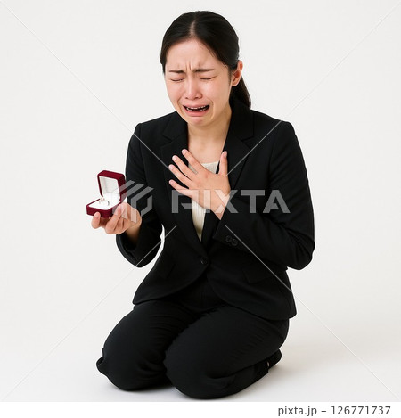 白背景で婚約破棄に号泣する女性の横長写真素材 126771737