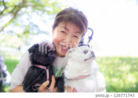 ペットの犬を抱く日本人の女性 ペットの犬を抱く日本人の女性 126771743
