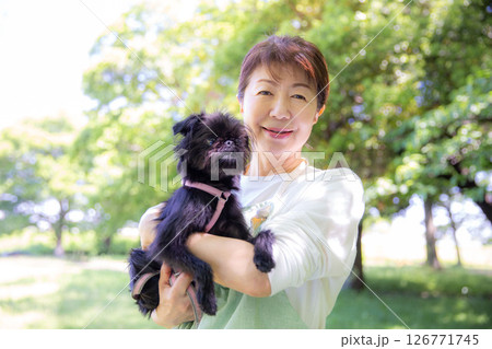 ペットの犬を抱く日本人の女性 ペットの犬を抱く日本人の女性 126771745