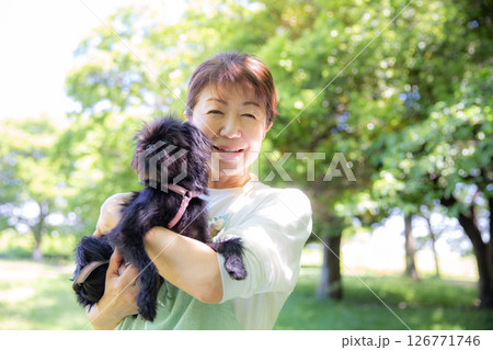 ペットの犬を抱く日本人の女性 ペットの犬を抱く日本人の女性 126771746