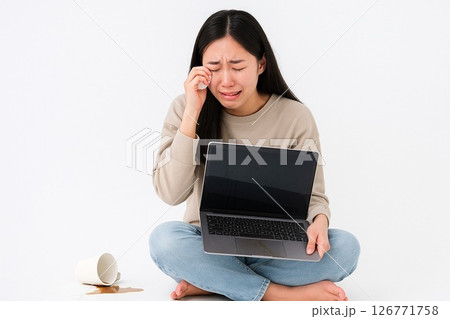 白背景でPCを壊し涙する女性の横長写真素材 126771758