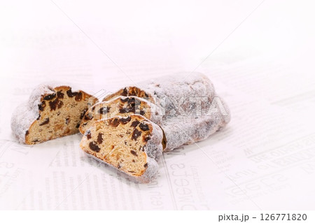 シュトーレン　ドイツの菓子パン　明るい背景 126771820