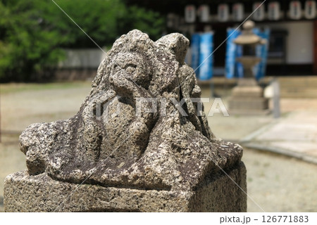 四天王寺（大阪市）の境外堂宇「庚申堂」、お百度石の頂部にある三猿 126771883