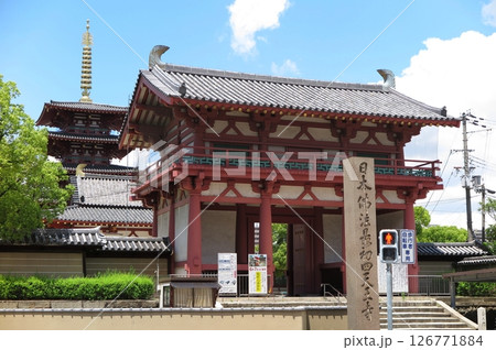 大阪市天王寺区の四天王寺：国道25号線「天王寺南門前」交差点からの眺望（1985年再建の南大門） 126771884