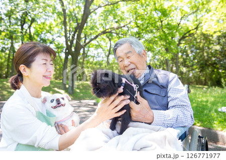ペットセラピー　犬と嬉しそうな老人とヘルパー 126771977