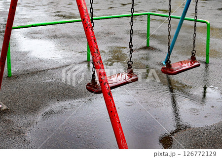 雨降りの公園遊具　水たまりとブランコ 126772129