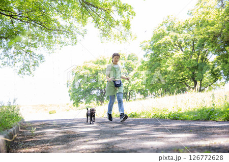 犬の散歩　走る　日本人女性と子犬　運動 126772628